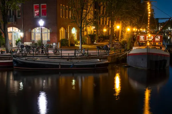 Hollandiában Nyári Este Amszterdamban Csatorna Töltés Lakóhajókkal Kerékpárokkal Stock Kép
