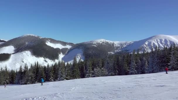 冬季斯洛伐克 在贾斯纳滑雪胜地的塔拉斯阳光灿烂的一天 许多滑雪者正在下山 慢动作 — 图库视频影像