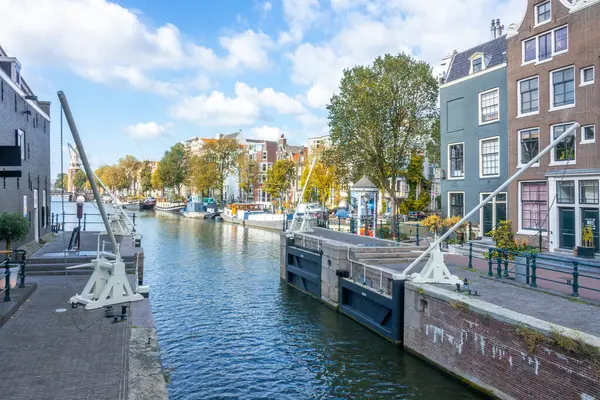 Hollanda Amsterdam Kanalı Ndaki Eski Gemi Geçidi Tipik Hollandalı Evleri — Stok fotoğraf