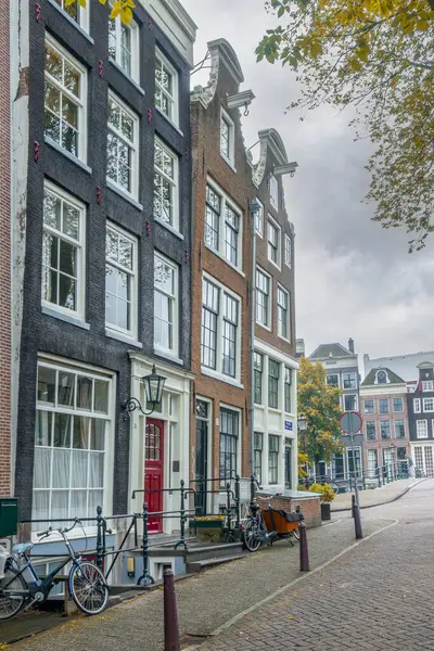 Países Baixos Dia Ensolarado Amesterdão Fachadas Inclinadas Autênticas Casas Holandesas — Fotografia de Stock