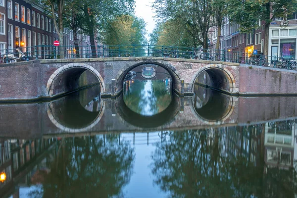 Nederländerna Sommarmorgon Amsterdams Kanal Reflektioner Byggnader Och Broar Lugnt Vatten — Stockfoto