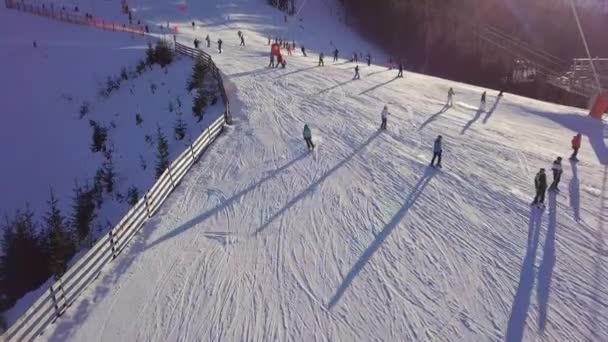 Slowakije Zonnige Winterberghelling Het Skigebied Jasna Een Skilift Veel Skiërs — Stockvideo