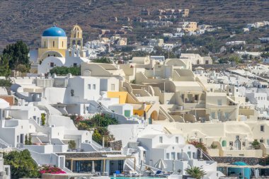 Yaz Yunanistan. Santorini Kalderası 'nda güneşli bir gün. Oia 'nın teraslarındaki beyaz otel binaları