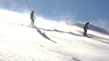 Jasna kayak merkezindeki Slovak Tatras 'ta güneşli bir kış günü. Kar fırtınası. Birkaç kayakçı yamaçtan aşağı iniyor. Yavaş çekim