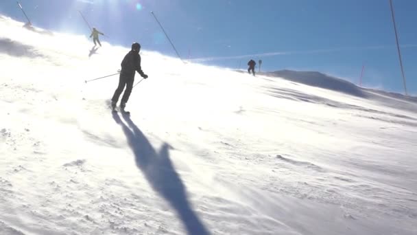 Słoneczny Zimowy Dzień Słowackich Tatrach Ośrodku Narciarskim Jasna Śnieżyca Narciarz — Wideo stockowe