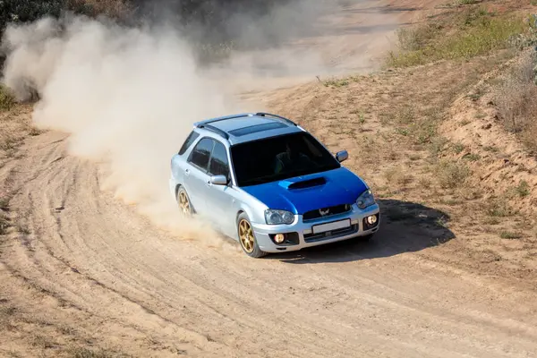 Slunečný Letní Den Dusty Rally Track Rallye Auto Dělá Hodně Stock Fotografie