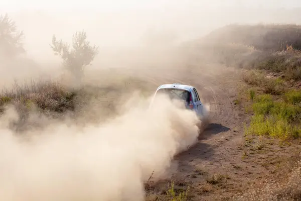 Ηλιόλουστη Καλοκαιρινή Μέρα Dusty Κομμάτι Ράλι Ένα Αυτοκίνητο Ράλι Κάνει Φωτογραφία Αρχείου