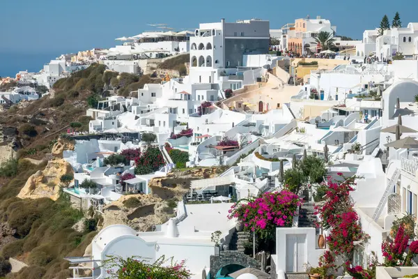 Griekenland Zonnige Zomerdag Santorini Caldera Witte Hotelgebouwen Terrassen Van Oia — Stockfoto