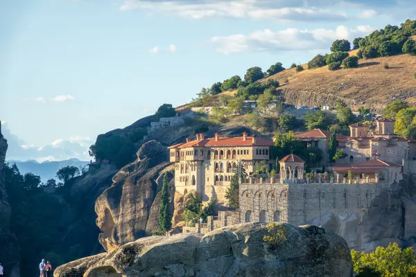 Греция Солнечный Летний День Метеоре Туристы Смотрят Большой Скальный Монастырь Стоковое Изображение