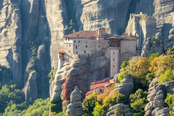 그리스 메테오라의 계곡에서 화창한 배경에 수도원 스톡 사진