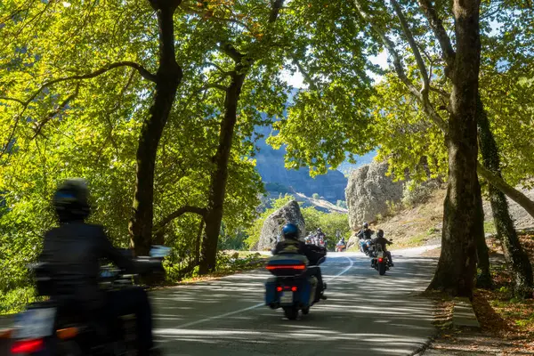 Görögországban Nyári Napsütéses Nap Fák Árnyékában Motoros Turisták Csoportja Kanyargós Stock Kép