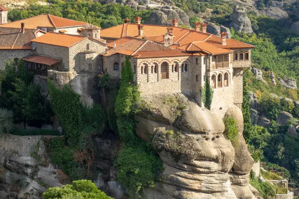 Ελλάδα Ηλιόλουστη Καλοκαιρινή Μέρα Στην Καλαμπάκα Ροκ Μοναστήρι Κόκκινες Στέγες Royalty Free Εικόνες Αρχείου
