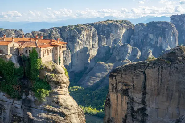 Ελλάδα Ηλιόλουστη Καλοκαιρινή Μέρα Στην Καλαμπάκα Ροκ Μοναστήρι Κόκκινες Στέγες Φωτογραφία Αρχείου