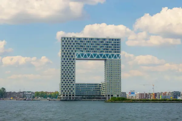 阿姆斯特丹的夏日 Amstel河岸边的现代办公大楼 图库照片