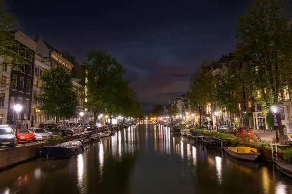 Holandia Letnia Noc Nabrzeżu Amsterdamu Zaparkowane Samochody Lampy Nasypach Łodzie Zdjęcia Stockowe bez tantiem