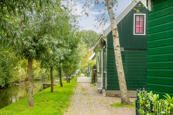 Holandia Wietrzny Letni Dzień Zaanse Schans Typowe Wiejskie Drewniane Domy Obrazek Stockowy