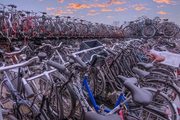 Niederlande Viele Fahrräder Auf Einem Zweistöckigen Fahrradparkplatz Der Nähe Des lizenzfreie Stockbilder
