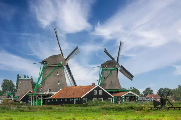Holandia Letni Dzień Zaanse Schans Dwa Stare Wiatraki Wysokie Chmury Obraz Stockowy