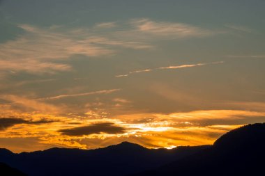 Yunanistan. Kalambaka 'da iyi akşamlar. İnanılmaz bulutlar ve kayalık dağ siluetleri