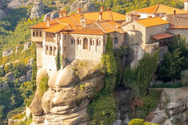 Kuzey Yunanistan. Kalambaka 'da güneşli bir yaz günü. Meteora 'daki kayalarda kırmızı çatıları olan antik manastır.
