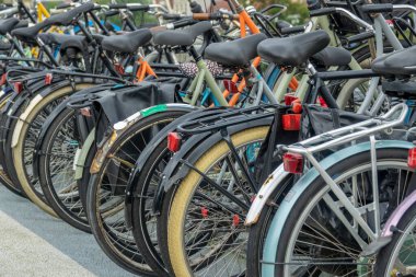 Hollanda 'da. Amsterdam 'da bisiklet parkında peş peşe birkaç bisiklet.