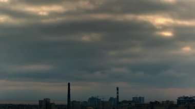 Şiddetli bulutlar deniz kenarı kasabasında hızla hareket ediyor. Şafak güneşi ışınları. Zaman aşımı