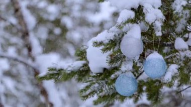 Ormana kar yağışı ve Ağaçta Noel Baloları