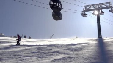 Skilift Arabaların Altındaki Yamaçta Kayakçı. Yavaş Hareket