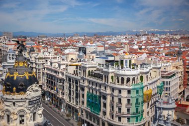 İspanya. Madrid ve Metropolis 'in çatılarında güneşli bir yaz günü.