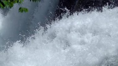 Şelaleye yakın çekim. Bol bol su ve köpük. Yavaş çekim