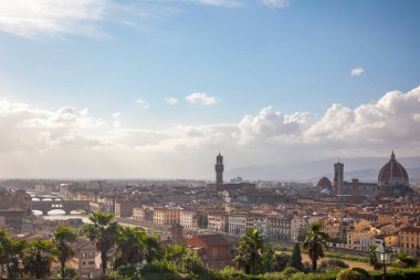 İtalya. Floransa 'da güneşli bir yaz günü. Eski şehrin çatıları ve köprüleri olan Arno nehri.
