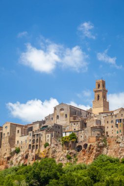 İtalya. Güneşli bir yaz gününde antik Pitigliano kasabası. Eski duvarların taş ve taş duvarları