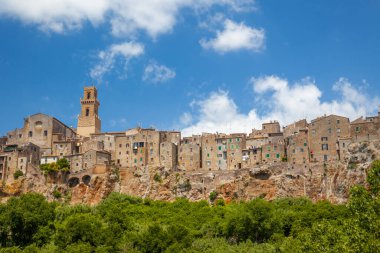 İtalya. Güneşli bir yaz gününde eski Pitigliano kasabası. Eski duvarların taş ve taş duvarları