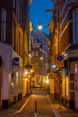 Hollanda 'da. Amsterdam 'ın merkezinde bir yaz gecesi. Tipik Hollanda binaları olan yaya caddesi