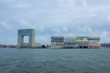 Hollanda 'da. Amsterdam 'da yaz günü. Amstel Nehri kıyısındaki modern ofis binaları