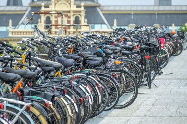 Hollanda 'da. Amsterdam Merkez İstasyonu yakınlarındaki iki katlı bisiklet park yerinin ikinci katı.