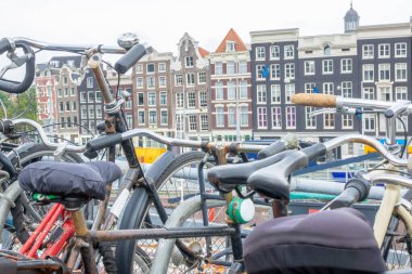 Hollanda 'da. Amsterdam 'da bulutlu bir yaz günü. Central İstasyonu 'ndaki bisiklet parkının ikinci katından şehrin dış görünüşü