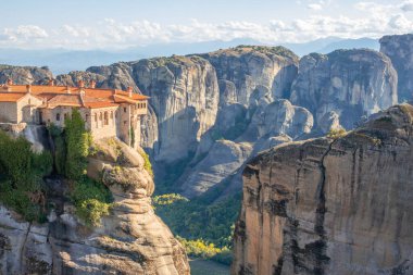 Kuzey Yunanistan 'daki Teselya Dağları. Meteora kayaları ve Hristiyan manastırı en üstte.