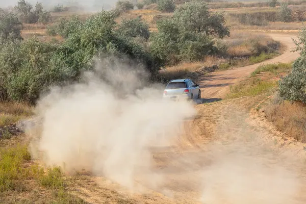 Bozkırlarda güneşli bir yaz günü. Bir spor hatchback toprak bir yolda tozla uzaklara gider.