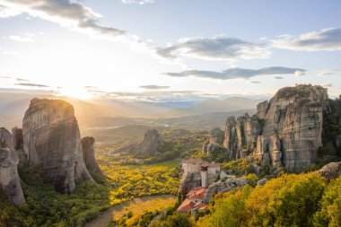 Kuzey Yunanistan 'daki Teselya Dağları. Meteora Vadisi ve kaya manastırı üzerinde yaz günbatımı
