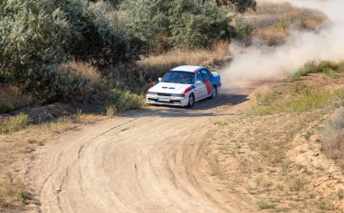 Bozkırlarda güneşli bir yaz günü. Bir spor araba keskin bir dönüş yapar ve toprak bir yolda toz bulutu yükseltir.