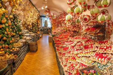 Küçük bir Noel dekorasyon dükkanında. Bir sürü top, boyanmış yumurta ve diğerleri.