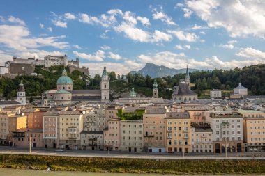 Avusturya, Salzburg 'da güneşli bir yaz günü. Salzach nehir seti ve Hohensalzburg Kalesi 'nin yukarıdan görünüşü
