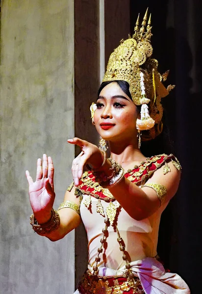 Siem Reap, Kamboçya - 2 Mart 2023: Geleneksel Kamboçyalı apsara dansçıları Siem Reap 'teki bir restoranda gösteri yapıyorlar. Apsara Kamboçya tapınaklarında önemli bir motifi temsil eder..