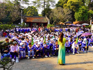 Hanoi, Vietnam - 25 Şubat 2023 - Vietnamlı öğrenciler, Vietnam 'ın ilk üniversitesi olan Hanoi Edebiyat Tapınağı' nı ziyaret ettiler. Her yıl, öğrenciler sınavlardan önce üniversiteyi ziyaret ederler çünkü bunun onlara iyi şans getireceğine inanırlar..