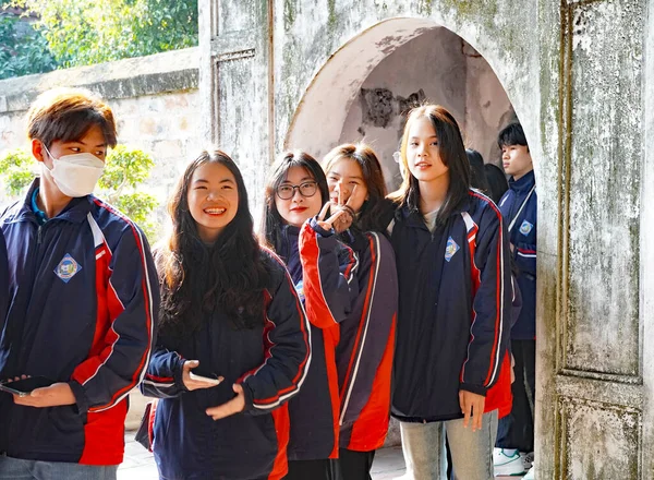 Hanoi, Vietnam - 25 Şubat 2023 - Vietnamlı öğrenciler, Vietnam 'ın ilk üniversitesi olan Hanoi Edebiyat Tapınağı' nı ziyaret ettiler. Her yıl, öğrenciler sınavlardan önce üniversiteyi ziyaret ederler çünkü bunun onlara iyi şans getireceğine inanırlar..