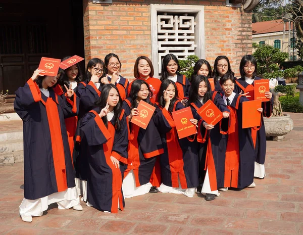 Hanoi, Vietnam - 25 Şubat 2023 - Vietnamlı öğrenciler, Vietnam 'ın ilk üniversitesi olan Hanoi Edebiyat Tapınağı' nı ziyaret ettiler. Her yıl, öğrenciler sınavlardan önce üniversiteyi ziyaret ederler çünkü bunun onlara iyi şans getireceğine inanırlar..