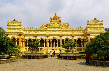 Benim Tho 'mdaki Vinh Trang tapınağının ana tapınağı Mekong Deltası, Vietnam