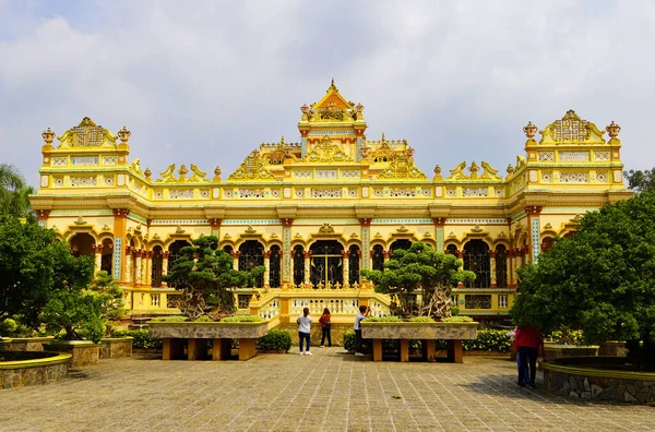 Benim Tho 'mdaki Vinh Trang tapınağının ana tapınağı Mekong Deltası, Vietnam
