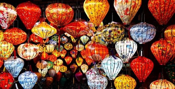 Hoi An, Vietnam 'da renkli fenerler geceyi aydınlatıyor.